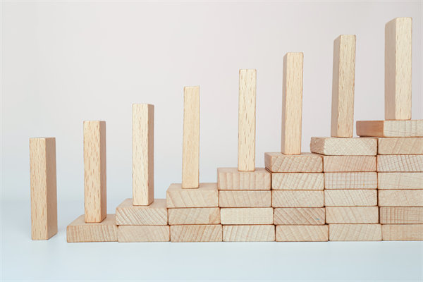 精心制定經(jīng)營策略，確保企業(yè)穩(wěn)健發(fā)展，實現(xiàn)長期盈利