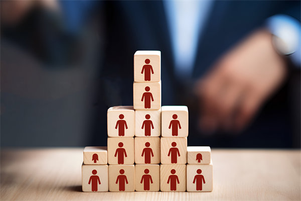 企業(yè)的發(fā)展戰(zhàn)略不僅僅是老板一個(gè)人的問題，還有誰？