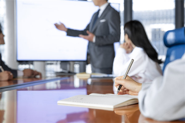 如何保證企業(yè)的年度工作方向與經(jīng)營目標保持一致？